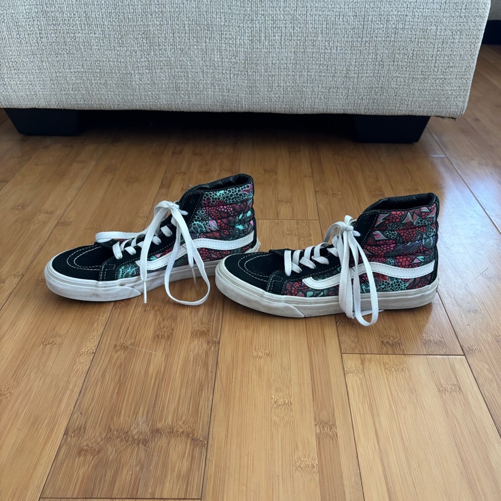 Women’s black high top vans with funky print!
